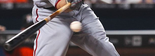 Ein Baseball-Spieler schlägt den Ball für ein Homerun