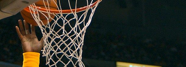 Basketball-Spieler kämpfen um den Ball