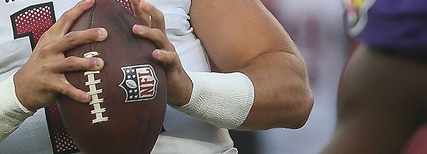 Ein NFL-Footballspieler hält den offiziellen NFL-Ball