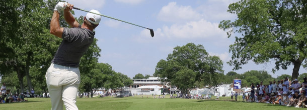 Ein Golfspieler schälgt auf der PGA Tour ab