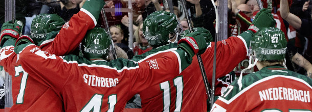 Eishockey-Spieler von Frolunda feiern einen Sieg in der Champions Hockey League