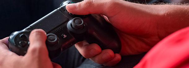 An eSPorts player holding a controller