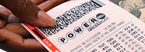 Eine Hand kauft gerade einen Lotto-Schein bei der US Lottery mit Powerball