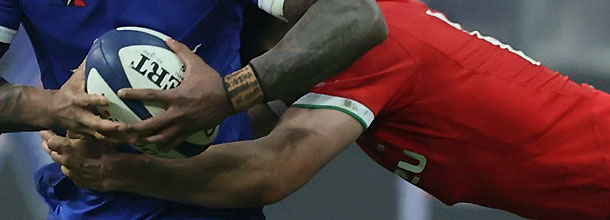 Rugby-Spieler kämpfen um den Ball