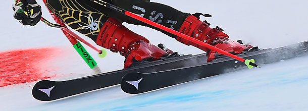 Ein Skifahrer fährt Vollgas ins Ziel bei einem Rennen im FIS Weltcup