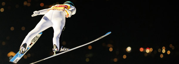 Ein Skispringer fliegt durch die Luft