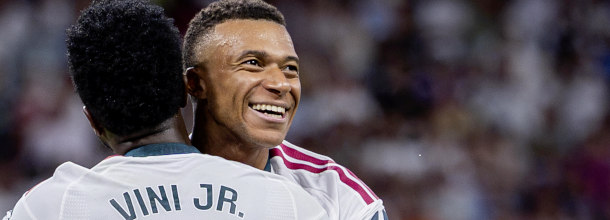 Real Madrid Fussballstars Mbappe und Vini Jr. feiern ein Tor in der UEFA Champions League