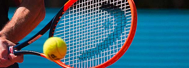 Ein Tennis-Spieler schlägt den Ball auf der ATP Tour