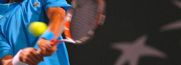 Ein Tennis-Profi schlägt den Ball auf der ATP Tour